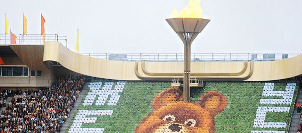 Торжественное открытие XXII Олимпийских игр в Москве 19 июля 1980 года. На трибуне - символ Олимпиады-80 - Медвежонок. Торжественное открытие XXII Олимпийских игр в Москве 19 июля 1980 года. На трибуне - символ Олимпиады-80 - Медвежонок. - Sputnik Армения