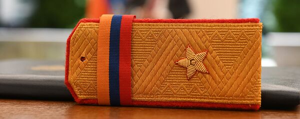 Президент Армен Саркисян вручл погоны генералов Артаку Тонояну, Жирайру Погосяну и Андранику Пилояну (15 июля 2020). Еревaн - Sputnik Армения