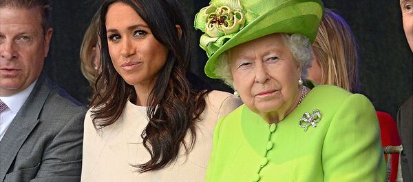 Королева Великобритании Елизавета II и Меган, герцогиня Сассексская во время открытия моста Мерси-Гейтвей через реку Мерси (14 июня 2018). Холтон - Sputnik Армения