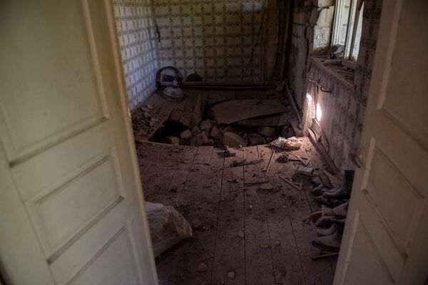 Жизнь под прицелом: что творится в армянских селах на границе с Азербайджаном Жизнь под прицелом: что творится в армянских селах на границе с Азербайджаном - Sputnik Армения