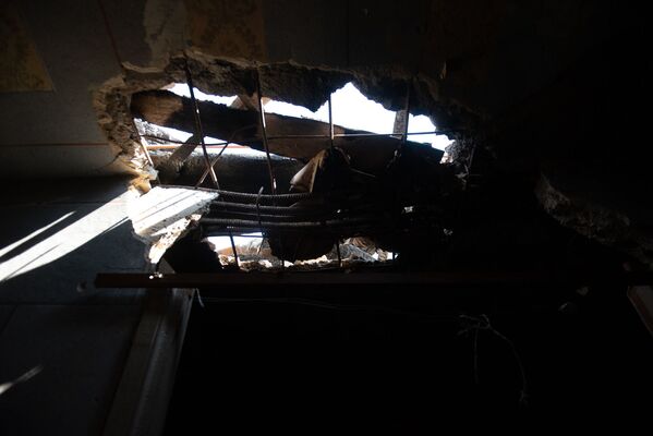 Հակառակորդի կրակոցներից վնասված տան տանիք Տավուշի Այգեպար գյուղում - Sputnik Արմենիա