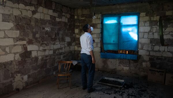 Омбудсмен Арман Татоян осматривает обстрелянный дом в селе Айгепар (15 июля 2020). Берд - Sputnik Արմենիա
