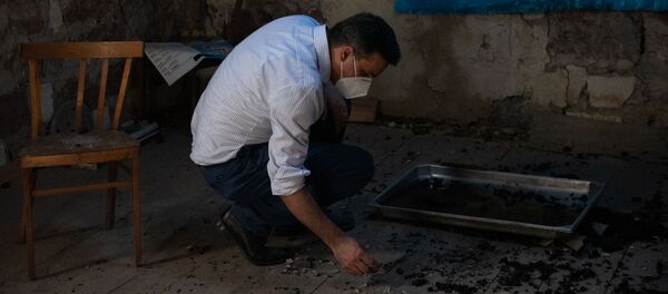 Омбудсмен Арман Татоян осматривает обстрелянный дом в селе Айгепар (15 июля 2020). Берд - Sputnik Армения