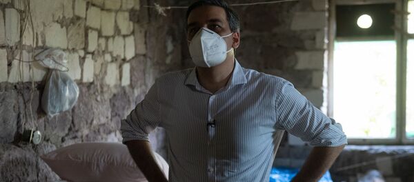 Омбудсмен Арман Татоян осматривает обстрелянный дом в селе Айгепар (15 июля 2020). Берд - Sputnik Արմենիա