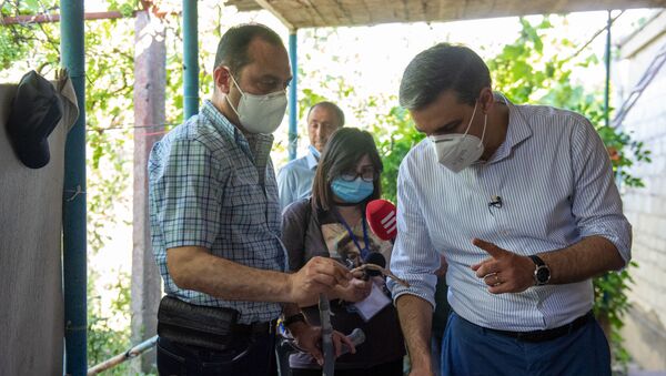 Омбудсмен Арман Татоян и Артак Зейналян осматривают обстрелянный дом в селе Айгепар (15 июля 2020). Берд - Sputnik Արմենիա