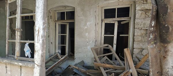 Пострадавший от обстрелов жилой дом в селе Неркин Кармирахпюр, Тавуш Пострадавший от обстрелов жилой дом в селе Неркин Кармирахпюр, Тавуш - Sputnik Армения