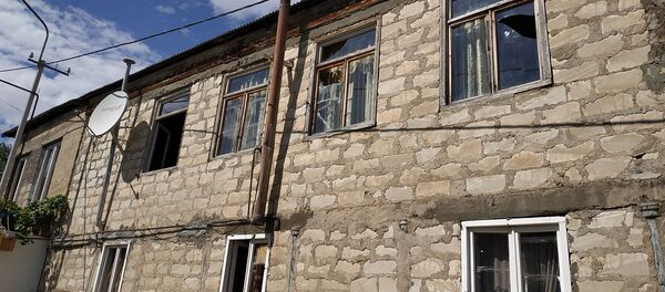 Пострадавший от обстрелов жилой дом в селе Неркин Кармирахпюр, Тавуш - Sputnik Армения