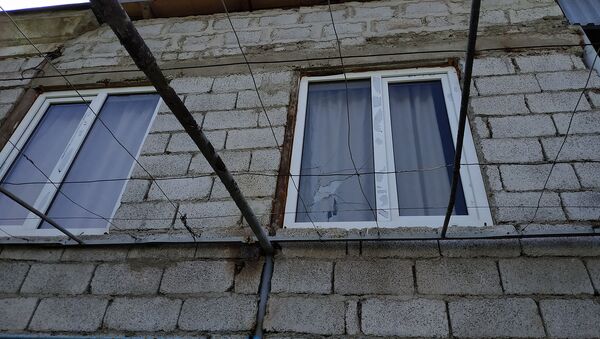 Пострадавший от обстрелов жилой дом в селе Неркин Кармирахпюр, Тавуш - Sputnik Армения