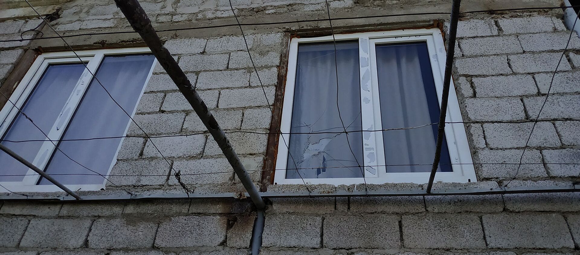Пострадавший от обстрелов жилой дом в селе Неркин Кармирахпюр, Тавуш - Sputnik Արմենիա, 1920, 12.06.2021