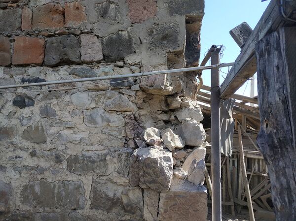 Жизнь под прицелом: что творится в армянских селах на границе с Азербайджаном Жизнь под прицелом: что творится в армянских селах на границе с Азербайджаном - Sputnik Армения