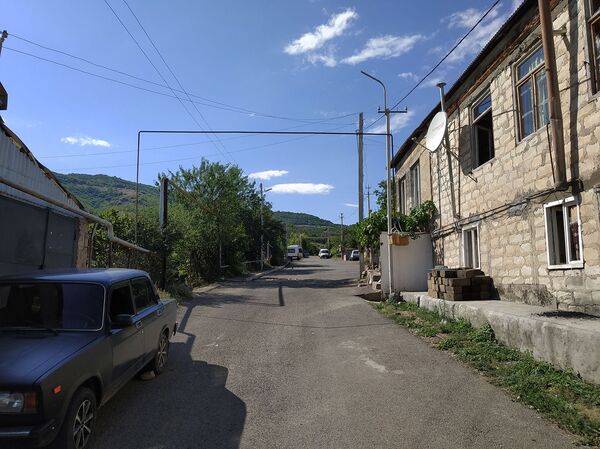 Жизнь под прицелом: что творится в армянских селах на границе с Азербайджаном Жизнь под прицелом: что творится в армянских селах на границе с Азербайджаном - Sputnik Армения