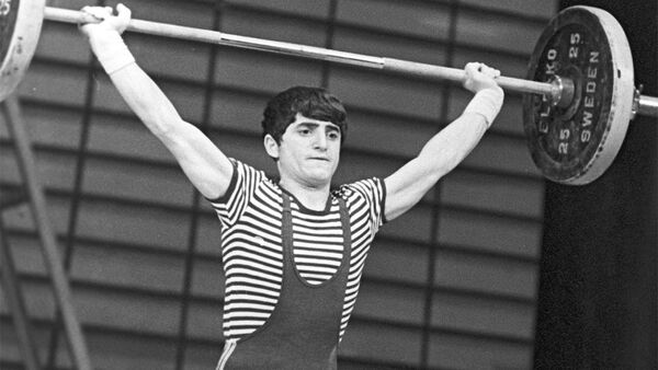 Чемпион мира и Европы 1979 года по тяжелой атлетике среди юниоров до 56 килограммов, чемпион СССР 1979 года, серебряный призер чемпионата Европы 1980 года Юрий Саркисян. - Sputnik Արմենիա