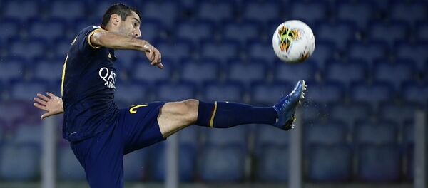 Полузащитник «Ромы» Генрих Мхитарян с мячом во время футбольного матча серии А «Рома» - «Эллада» (15 июля 2020). Рим - Sputnik Արմենիա