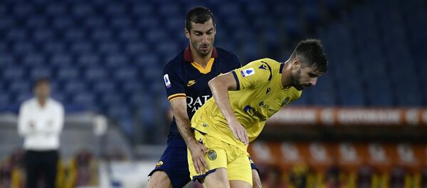 Полузащитник «Ромы» Генрих Мхитарян (слева) борется за мяч против полузащитника Эллады Мигеля Велозу во время футбольного матча серии А «Рома» «Элладой Верона» (15 июля 2020). Рим Полузащитник «Ромы» Генрих Мхитарян (слева) борется за мяч против полузащитника Эллады Мигеля Велозу во время футбольного матча серии А «Рома» «Элладой Верона» (15 июля 2020). Рим - Sputnik Армения