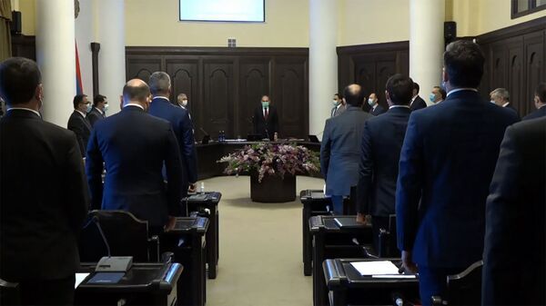 Члены кабмина почтили минутой молчания память убитых на армяно-азербайджанской границе военнослужащих на заседании правительства Армении (16 июля 2020). Еревaн - Sputnik Արմենիա