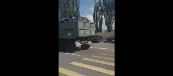  Ոստիկանության տարածքային ստորաբաժանումների ծառայողները հավաքում և դիրքեր են ուղարկում անվադողեր: - Sputnik Արմենիա