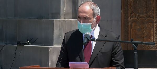 Премьер-министр Никол Пашинян на похоронах Гаруша Амбарцумяна в военном пантеоне Ераблур (16 июля 2020). Еревaн - Sputnik Արմենիա