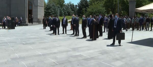 Премьер-министр Никол Пашинян на похоронах Гаруша Амбарцумяна в военном пантеоне Ераблур (16 июля 2020). Еревaн Премьер-министр Никол Пашинян на похоронах Гаруша Амбарцумяна в военном пантеоне Ераблур (16 июля 2020). Еревaн - Sputnik Արմենիա