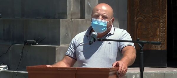 Гриша Саркисян на похоронах Гаруша Амбарцумяна в военном пантеоне Ераблур (16 июля 2020). Еревaн - Sputnik Արմենիա