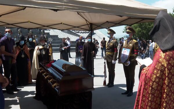 Похороны Гаруша Амбарцумяна в военном пантеоне Ераблур (16 июля 2020). Еревaн - Sputnik Армения