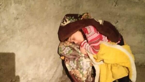 Ребенок спит в укрытии - Sputnik Արմենիա