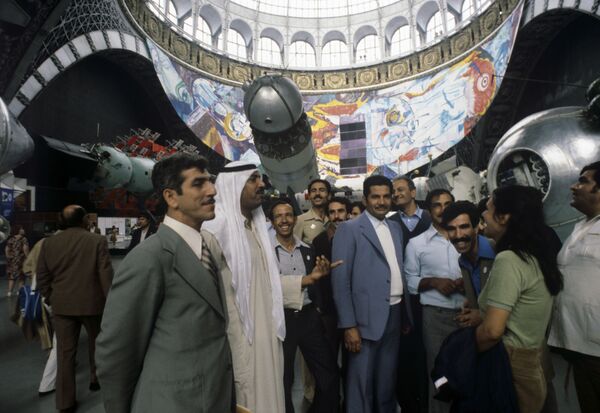 Новая еда и алкоголь, иностранцы и ярмарка билетов – чем жила Москва в дни Олимпиады-80 - Sputnik Армения