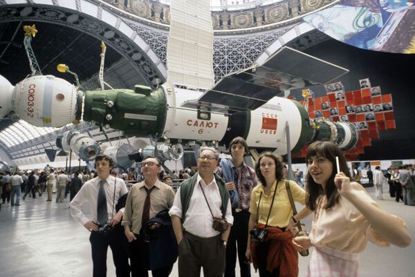 Новая еда и алкоголь, иностранцы и ярмарка билетов – чем жила Москва в дни Олимпиады-80 - Sputnik Армения