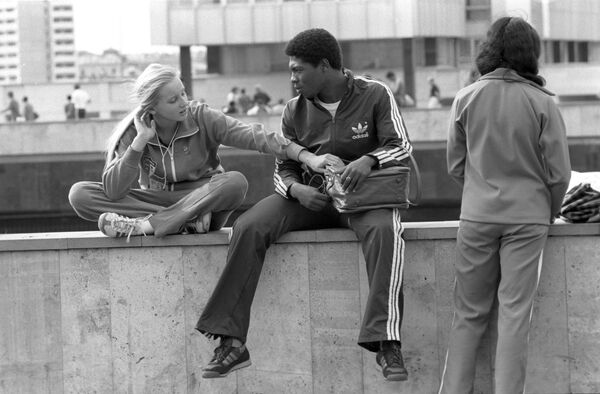 Новая еда и алкоголь, иностранцы и ярмарка билетов – чем жила Москва в дни Олимпиады-80 - Sputnik Армения