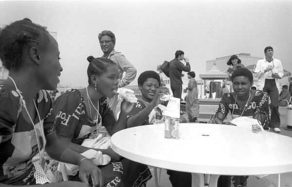 Новая еда и алкоголь, иностранцы и ярмарка билетов – чем жила Москва в дни Олимпиады-80 - Sputnik Армения