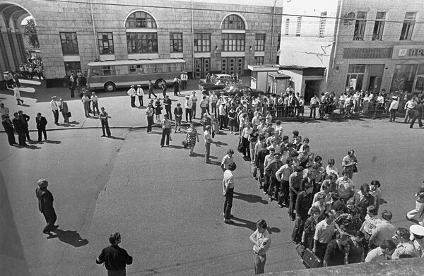 Новая еда и алкоголь, иностранцы и ярмарка билетов – чем жила Москва в дни Олимпиады-80 - Sputnik Армения