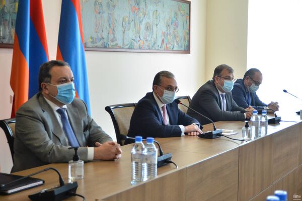 Мнацаканян представил иностранным послам обстановку на границе с Азербайджаном Мнацаканян представил иностранным послам обстановку на границе с Азербайджаном - Sputnik Армения