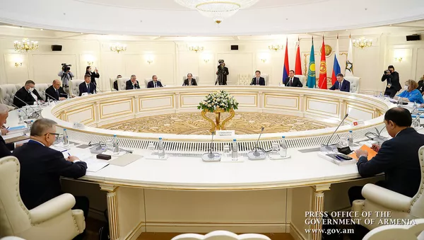 Армянская делегация во главе с премьер-министром Николом Пашиняном на заседании Евразийского межправительственного совета (17 июля 2020). Минск - Sputnik Армения