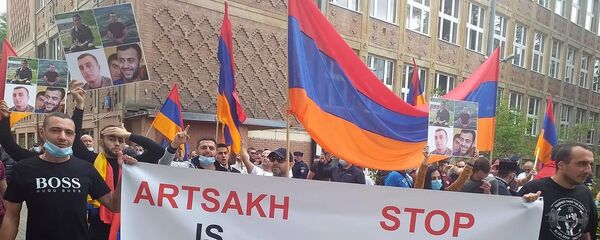 Армянская община Польши на акции протеста перед зданием Посольства Азербайджана (16 июля 2020). Варшава Армянская община Польши на акции протеста перед зданием Посольства Азербайджана (16 июля 2020). Варшава - Sputnik Արմենիա