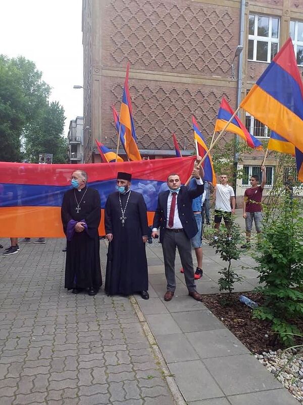 Վնասվածք ստացած և բերման ենթարկված ադրբեջանցիներ․ Լեհաստանում հայերի ցույցը թեժ է անցել - Sputnik Արմենիա