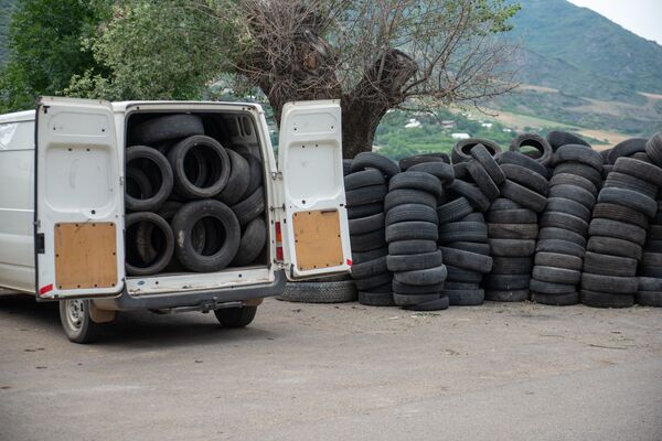 Помощь из тыла: в Гюмри рассказали, в чем главный смысл акции по сбору шин для передовой - Sputnik Армения