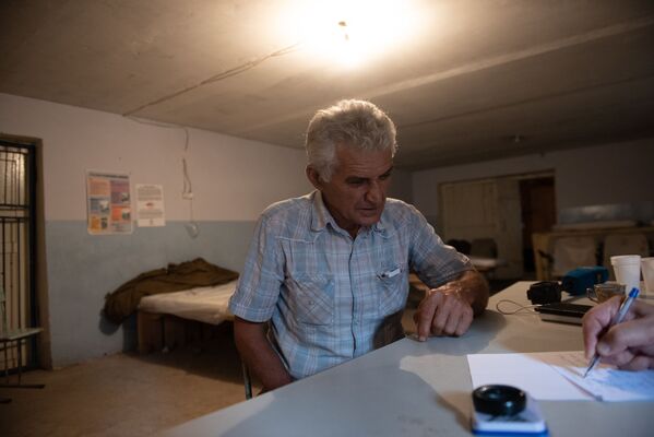 Староста села Чинари Самвел Сагоян в приготовленном для случаев обстрела убежище села - Sputnik Армения