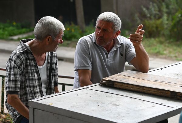 Жители села Чинари обсуждают последние новости (17 июля 2020). Тавуш - Sputnik Армения