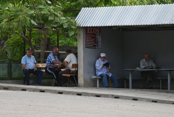 Վժժժ... տեսնես այս անգա՞մ ում տունը քանդվեց. կյանքը կրակոցների տակ ապրող Չինարիում Վժժժ... տեսնես այս անգա՞մ ում տունը քանդվեց. կյանքը կրակոցների տակ ապրող Չինարիում - Sputnik Արմենիա