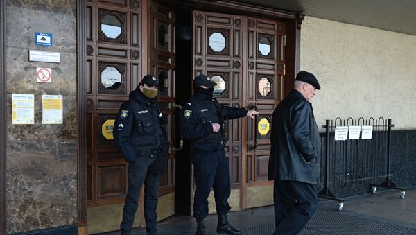 Сотрудники полиции у дверей центрального железнодорожного вокзала (18 марта 2020). Киев - Sputnik Армения