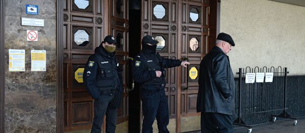 Сотрудники полиции у дверей центрального железнодорожного вокзала (18 марта 2020). Киев - Sputnik Արմենիա