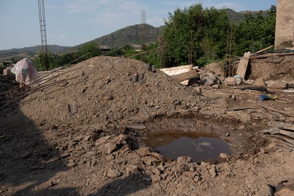 Վժժժ... տեսնես այս անգա՞մ ում տունը քանդվեց. կյանքը կրակոցների տակ ապրող Չինարիում Վժժժ... տեսնես այս անգա՞մ ում տունը քանդվեց. կյանքը կրակոցների տակ ապրող Չինարիում - Sputnik Արմենիա