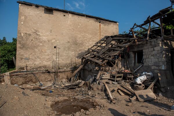 Вжжж, и вдруг взорвались: как не только молитвами живет приграничное село Чинари - Sputnik Армения