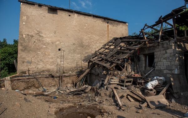 Попавший под обстрел дом Самвела Агасяна и Лиды Чобанян в селе Чинари, Тавуш - Sputnik Армения