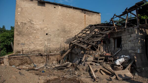 Попавший под обстрел дом Самвела Агасяна и Лиды Чобанян в селе Чинари, Тавуш - Sputnik Արմենիա