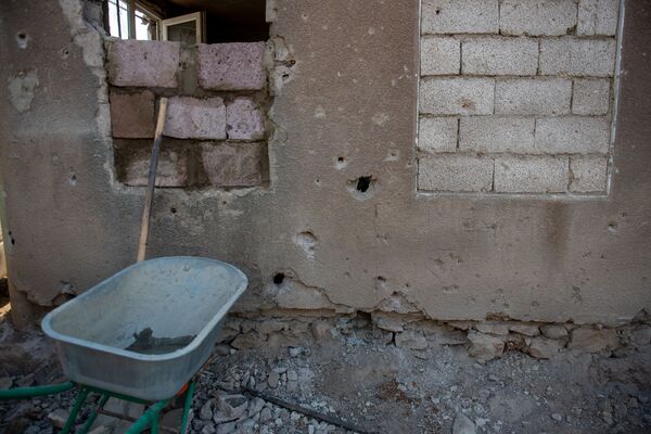 Վժժժ... տեսնես այս անգա՞մ ում տունը քանդվեց. կյանքը կրակոցների տակ ապրող Չինարիում Վժժժ... տեսնես այս անգա՞մ ում տունը քանդվեց. կյանքը կրակոցների տակ ապրող Չինարիում - Sputnik Արմենիա