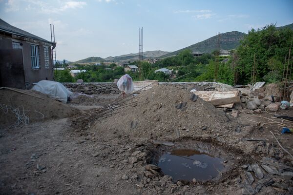 Վժժժ... տեսնես այս անգա՞մ ում տունը քանդվեց. կյանքը կրակոցների տակ ապրող Չինարիում Վժժժ... տեսնես այս անգա՞մ ում տունը քանդվեց. կյանքը կրակոցների տակ ապրող Չինարիում - Sputnik Արմենիա