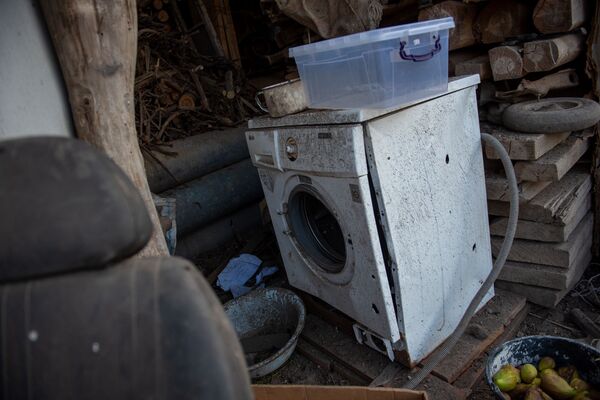 Վժժժ... տեսնես այս անգա՞մ ում տունը քանդվեց. կյանքը կրակոցների տակ ապրող Չինարիում Վժժժ... տեսնես այս անգա՞մ ում տունը քանդվեց. կյանքը կրակոցների տակ ապրող Չինարիում - Sputnik Արմենիա