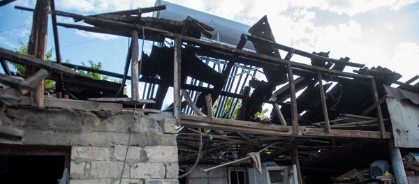 Попавший под обстрел дом Самвела Агасяна и Лиды Чобанян в селе Чинари, Тавуш - Sputnik Արմենիա