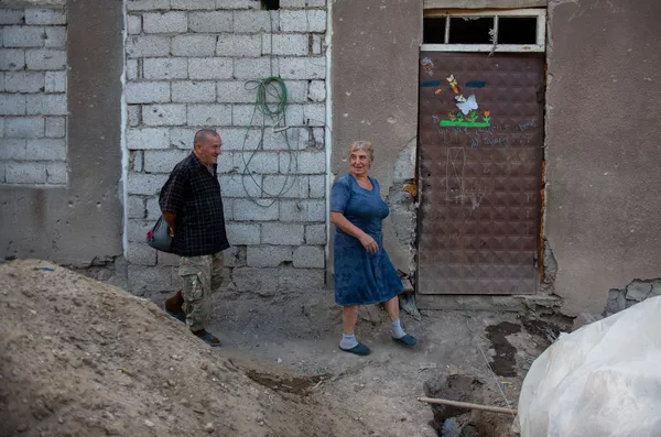 Хозяева попавшего под обстрел дома в селе Чинари, Самвел Агасян и Лида Чобанян (17 июля 2020). Тавуш Хозяева попавшего под обстрел дома в селе Чинари, Самвел Агасян и Лида Чобанян (17 июля 2020). Тавуш - Sputnik Армения