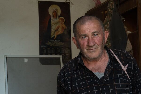Хозяин попавшего под обстрел дома в селе Чинари, Самвел Агасян (17 июля 2020). Тавуш - Sputnik Армения